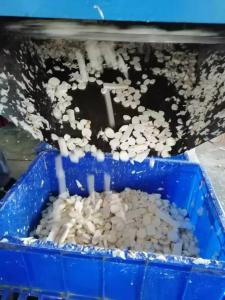 新鲜山药手工削皮，制片